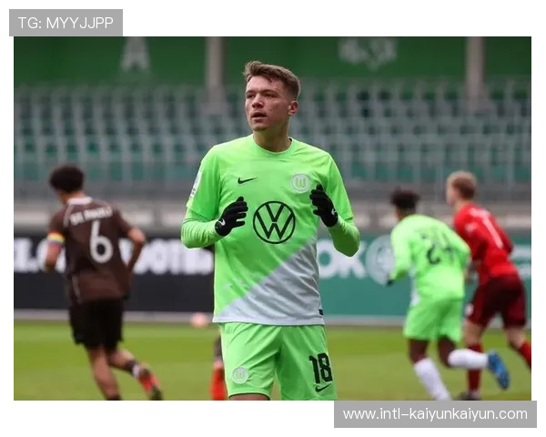 沃尔夫斯堡前锋佩伊契诺维奇帽子戏法难救主，球队防守成败笔。