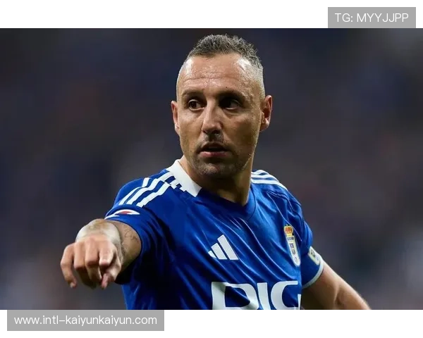 老将卡索拉训练后加练任意球，言传身教队内新人