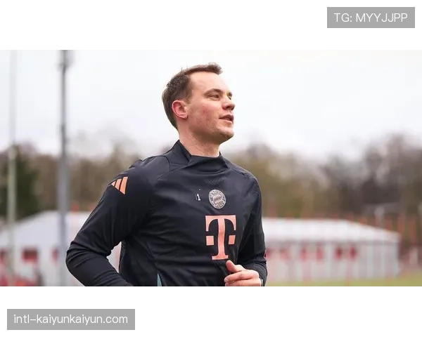 特写：诺伊尔连续两次神扑后怒吼，稳定拜仁军心