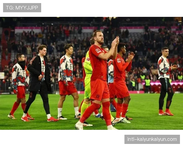 特写：比赛结束后，勒沃库森球员集体走向客队球迷看区致谢